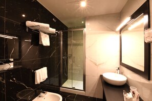Deep soaking tub, rainfall showerhead, designer toiletries, hair dryer - Magris Hotel (Naples)