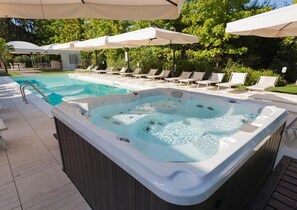 Bain à remous extérieur