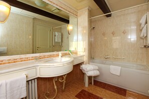 Chambre Double Deluxe | Salle de bain | Baignoire, articles de toilette gratuits, sèche-cheveux, bidet