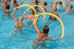 Una piscina al aire libre, sombrillas, tumbonas
