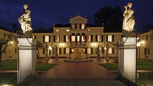 Voorkant accommodatie - avond/nacht