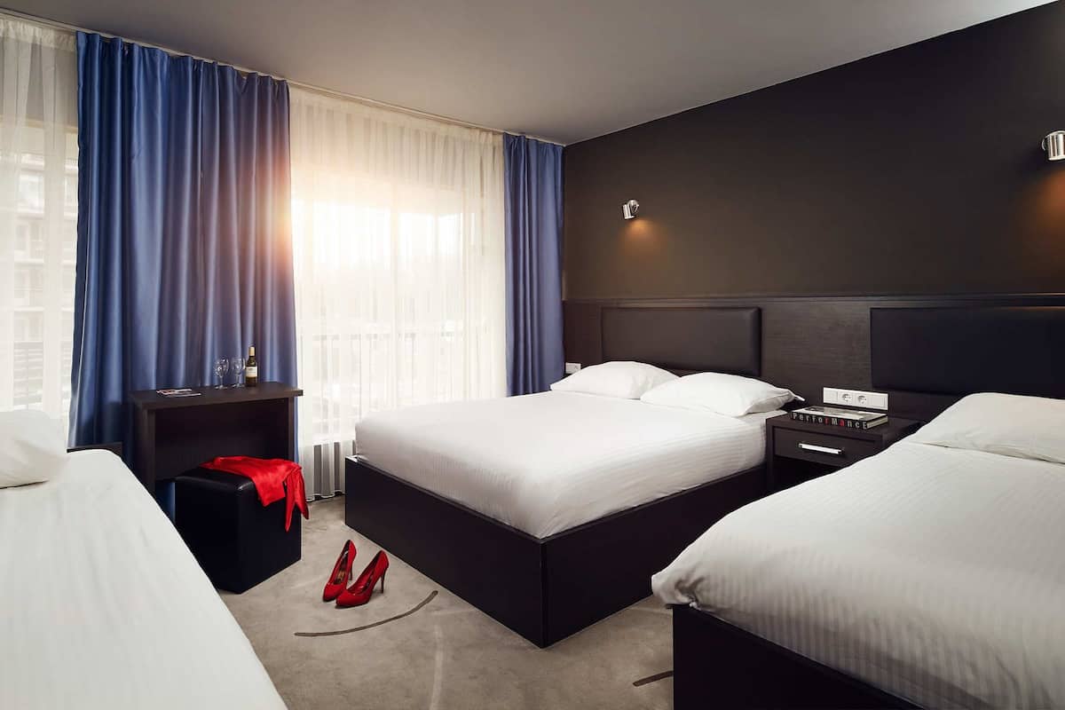 Habitación cuádruple | Caja fuerte, escritorio, wifi gratis y ropa de cama