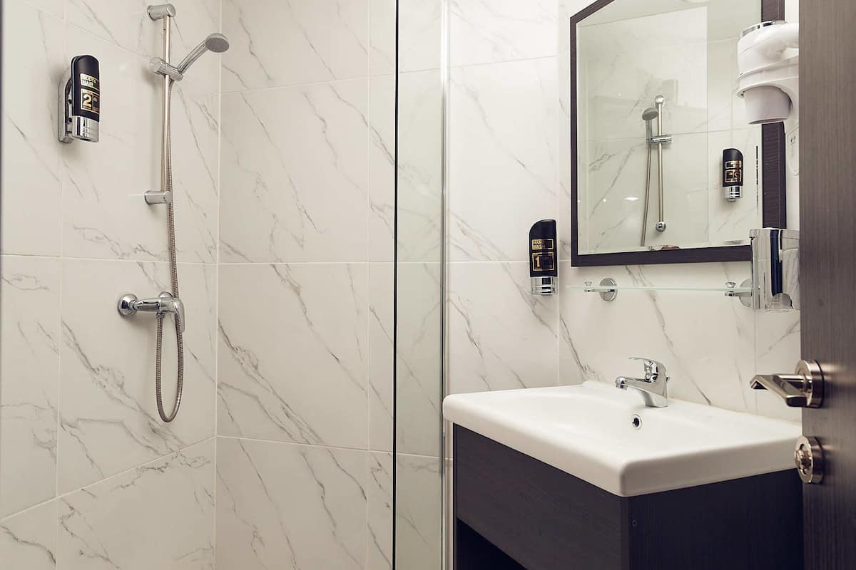Ducha, artículos de higiene personal gratuitos y secador de pelo