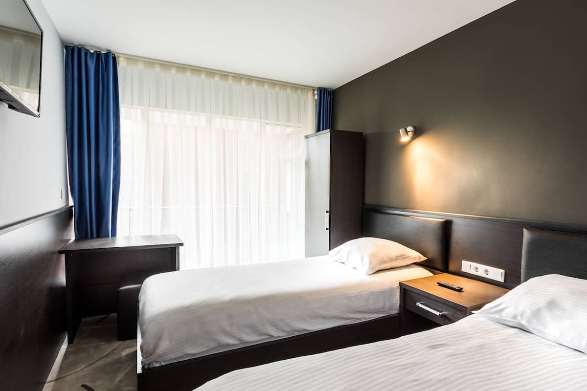 Habitación con 2 camas individuales, 2 camas individuales | Caja fuerte, escritorio, wifi gratis y ropa de cama