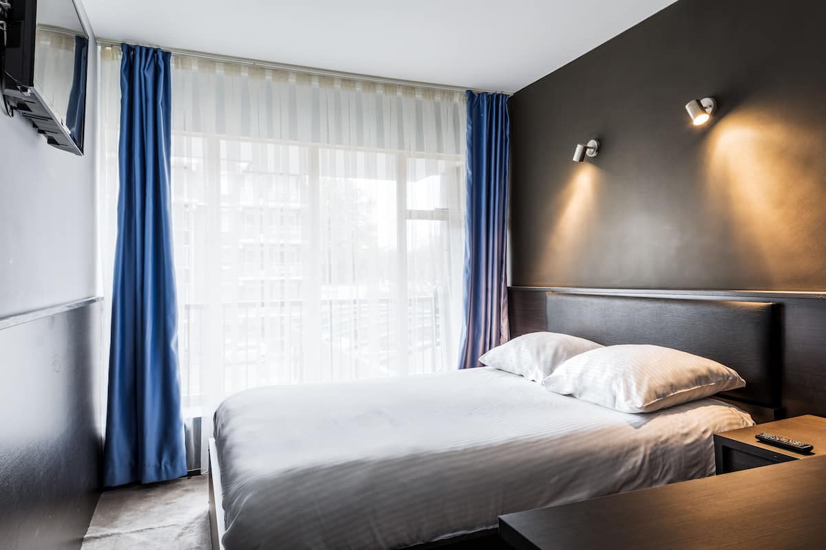 Habitación doble, 1 cama de matrimonio | Caja fuerte, escritorio, wifi gratis y ropa de cama