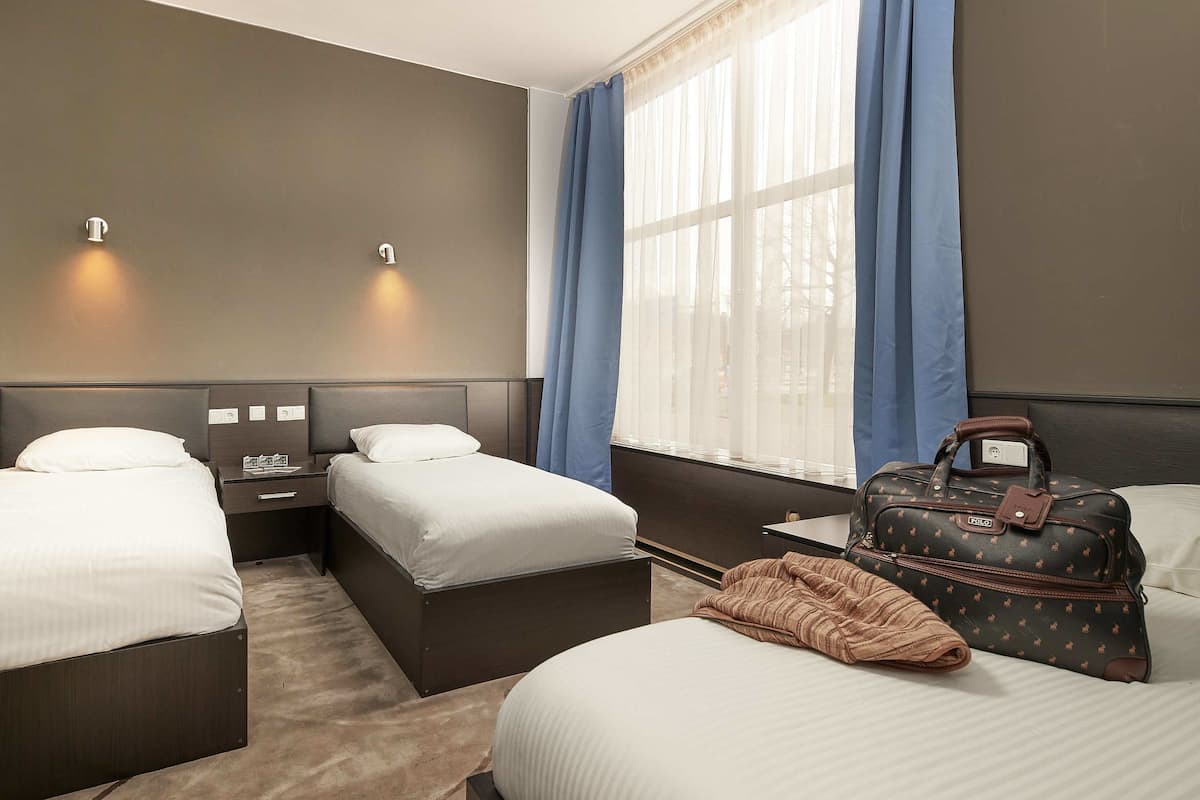 Habitación triple | Caja fuerte, escritorio, wifi gratis y ropa de cama