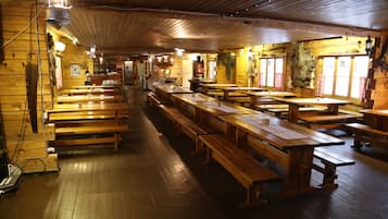 4 間餐廳,供應早餐