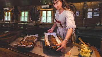 4 restaurants, breakfast served