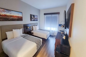 Chambre, 2 grands lits, accessible aux personnes à mobilité réduite (Mobility Accessible) | Literie de qualité supérieure, surmatelas, bureau, rideaux occultants