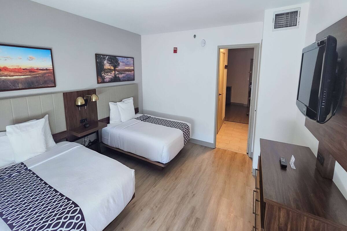 Suite – deluxe, 2 queensize-senger, tilgjengelighetstilpasset, ikke-røyk (Mobility Accessible) | Sengetøy av topp kvalitet, senger med overmadrass og skrivebord