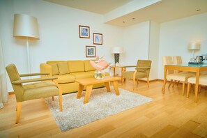 Suíte panorâmica, 1 cama de casal, terraço, vista para o mar | Área de estar | TV de tela plana