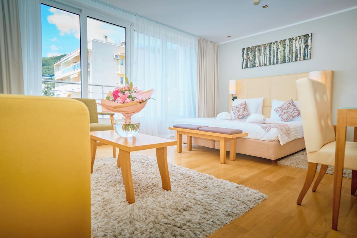 ห้องจูเนียร์สวีท, เตียงใหญ่ 1 เตียง | มินิบาร์, ตู้นิรภัยในห้องพัก, โต๊ะทำงาน, เปล/เตียงเด็กอ่อน (ฟรี)