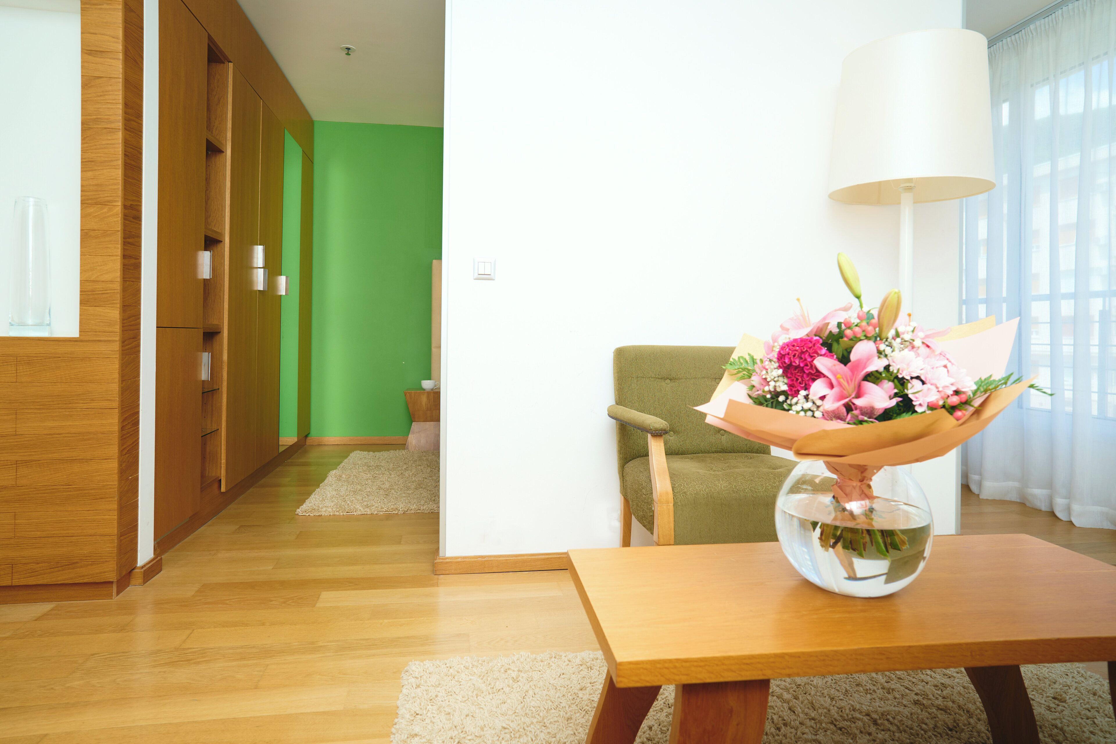 junior suite, 1 double bed | living area | flat-screen tv