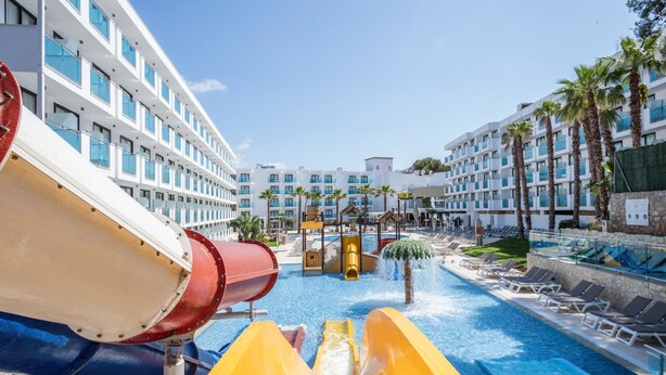 Piscine extérieure, parasols de plage, chaises longues