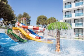 Ein Wasserpark mit mehreren Wasserrutschen und einer Palmenbrunnen-Attraktion.