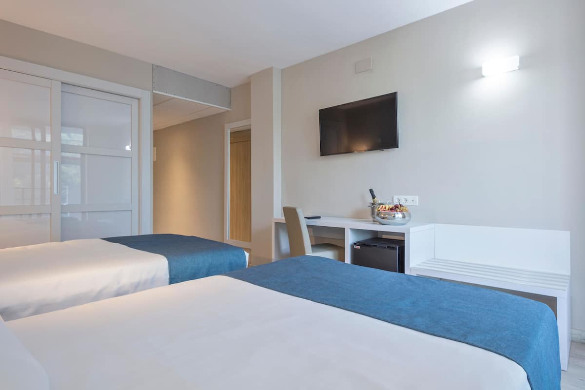 Een kluis op de kamer, een bureau, gratis wifi, beddengoed