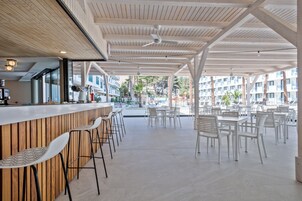 Bar à beira da piscina