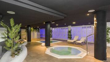 Couples treatment room(s), sauna, hot tub, steam room