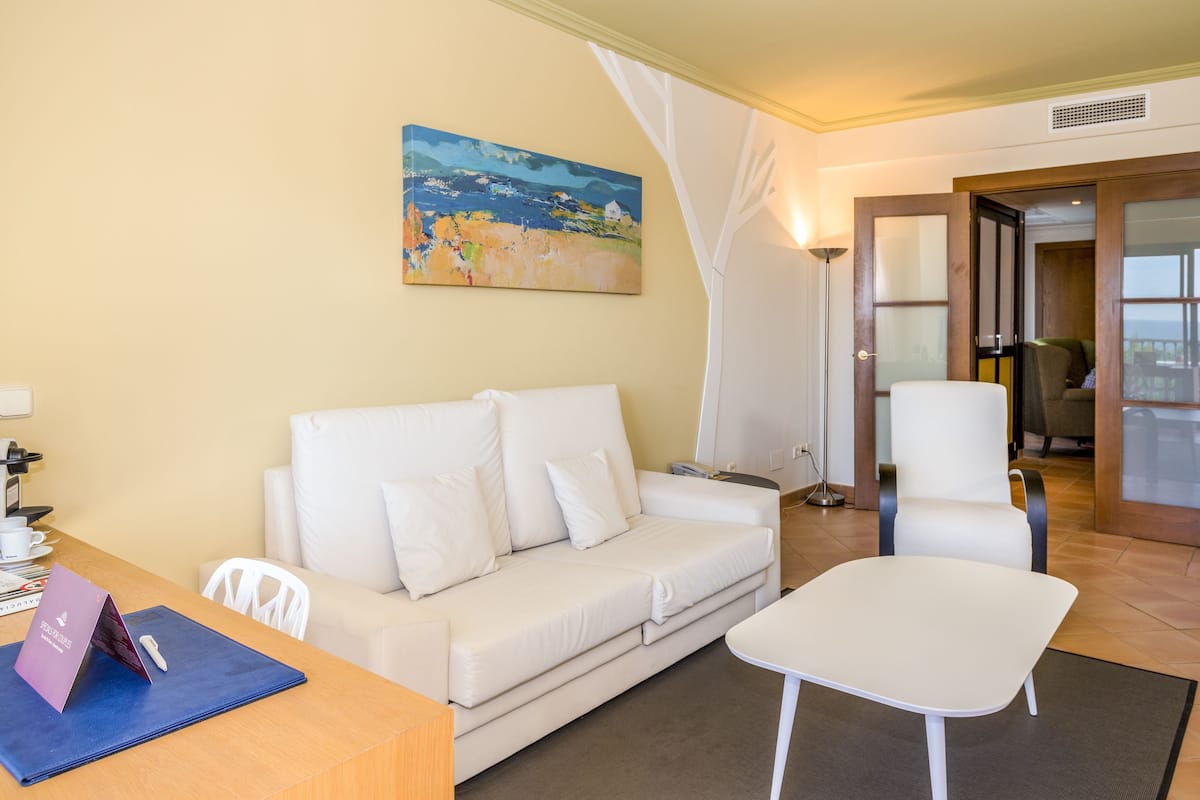 Suite | Living room | Flat-screen TV
