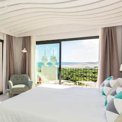 Deluxe kamer | 1 slaapkamer, een minibar met enkele gratis items, een kluis op de kamer