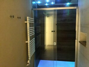 Suite | Baño | Artículos de higiene personal gratuitos, secador de pelo y toallas