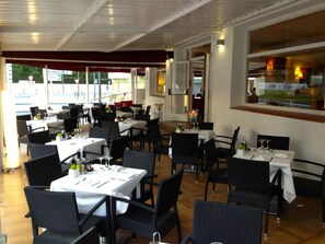 2 restaurants, breakfast served