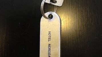 Una llave de hotel con una etiqueta que dice 'HOTEL NEREIDA'.