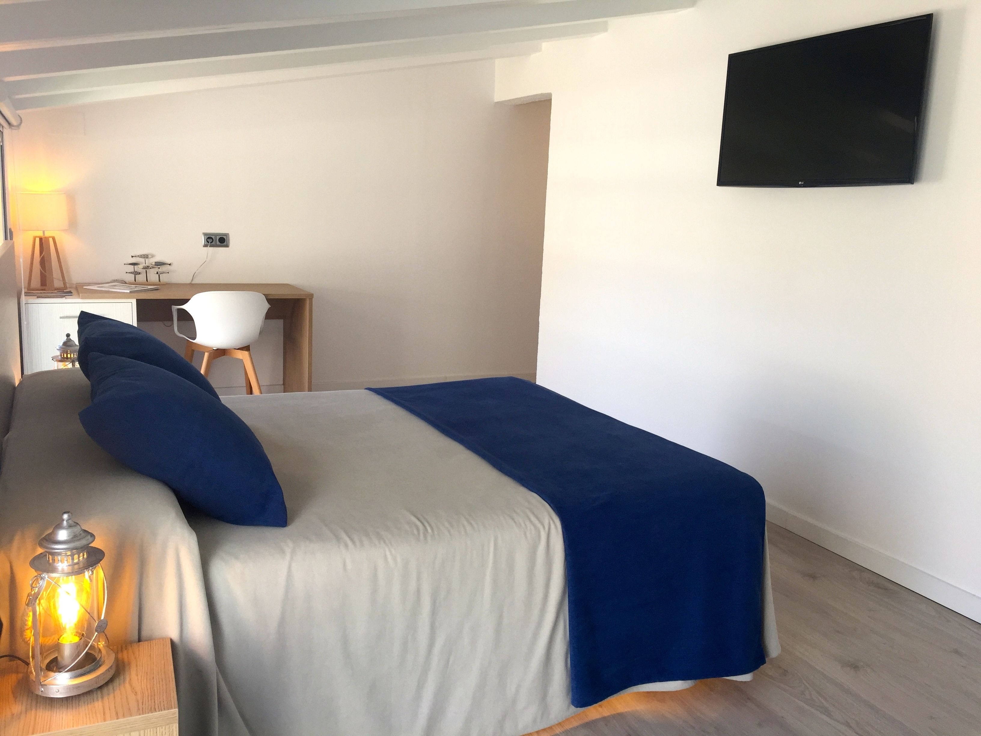 suite | desk, laptop workspace, free wifi, bed sheets