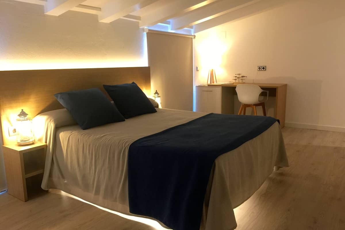 suite | desk, laptop workspace, free wifi, bed sheets