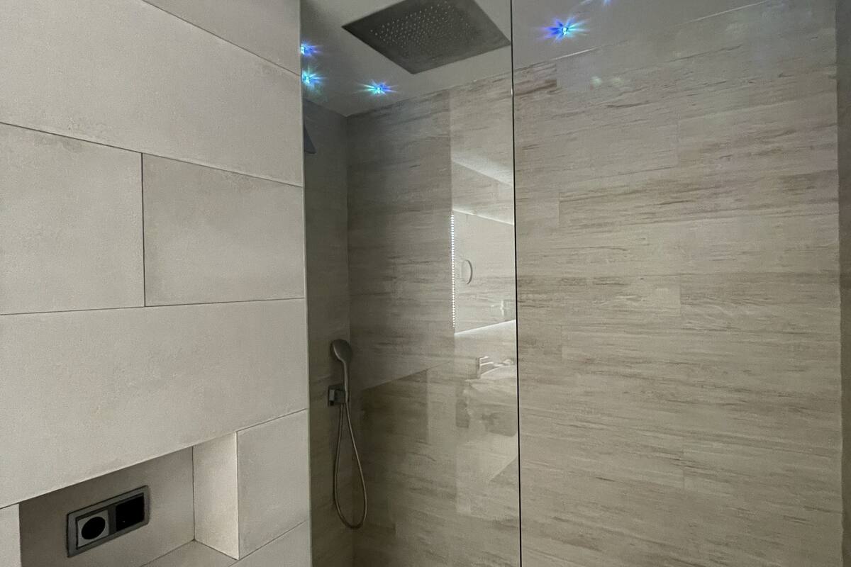 suite | desk, laptop workspace, free wifi, bed sheets