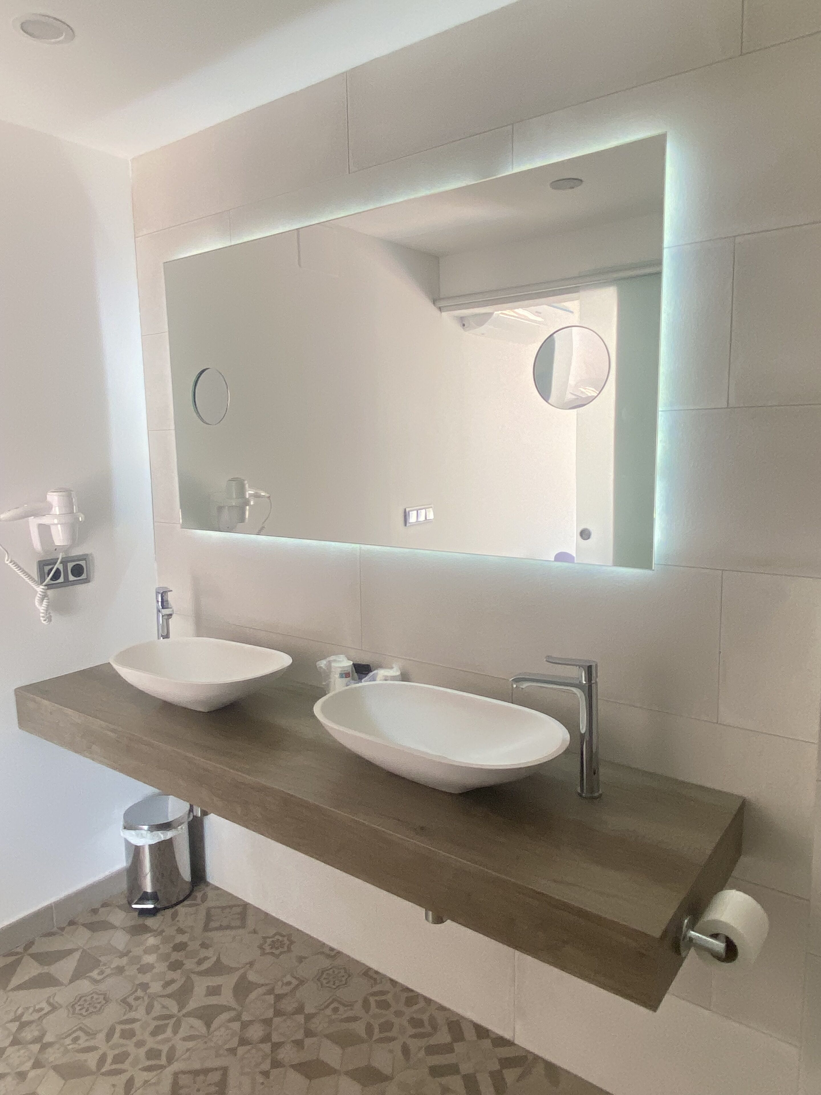 suite | desk, laptop workspace, free wifi, bed sheets