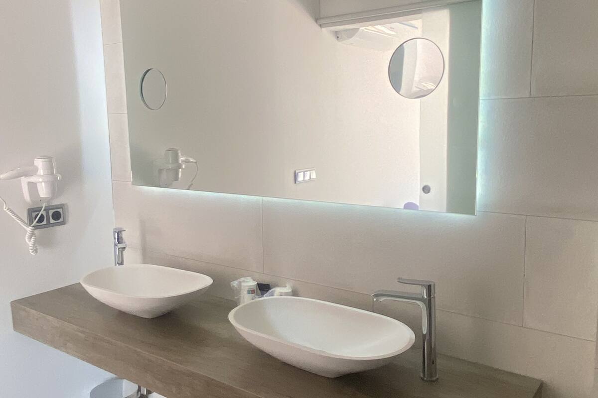 suite | desk, laptop workspace, free wifi, bed sheets