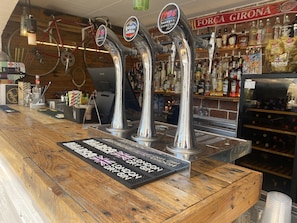 Bar en bord de piscine
