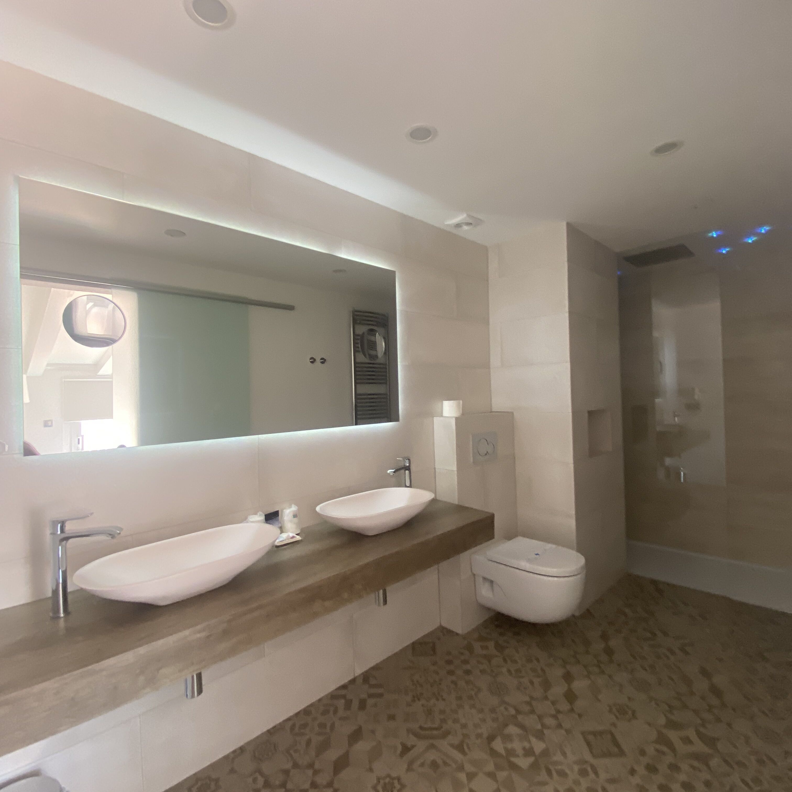 suite | desk, laptop workspace, free wifi, bed sheets