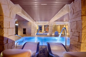 Piscina externa sazonal, funciona das 9h às 20h, espreguiçadeiras