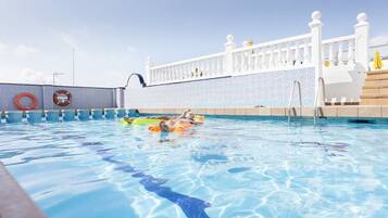 Piscine extérieure (ouverte en saison), chaises longues