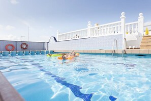 Una piscina al aire libre de temporada (de 09:00 a 20:00), tumbonas
