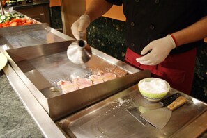 Se sirven desayunos, almuerzos, cenas y cocina internacional 