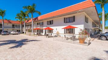 Vista frontal de la propiedad