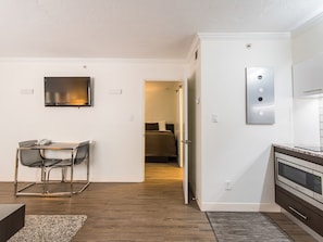42-inch flat-screen TV with satellite channels, TV - Hibiscus Suites - Gateway to Siesta Key (Sarasota)