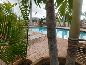 Outdoor pool, a heated pool, open 7:00 AM to 8:00 PM, sun loungers - Hibiscus Suites - Gateway to Siesta Key (Sarasota)