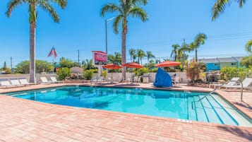 Een buitenzwembad, een verwarmd zwembad, ligstoelen bij het zwembad