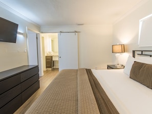 Suite Deluks, 1 Tempat Tidur King | Seprai premium, bantalan ekstra lembut, brankas, dan meja kerja