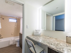 Designer toiletartikelen, een haardroger, handdoeken