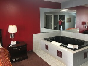 1 habitación, cubrecamas, escritorio y sistema de insonorización