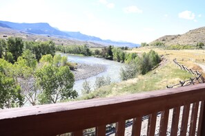 Comfort Room, 2 Queen Beds | Balcony - Yellowstone Valley Inn (Wapiti)