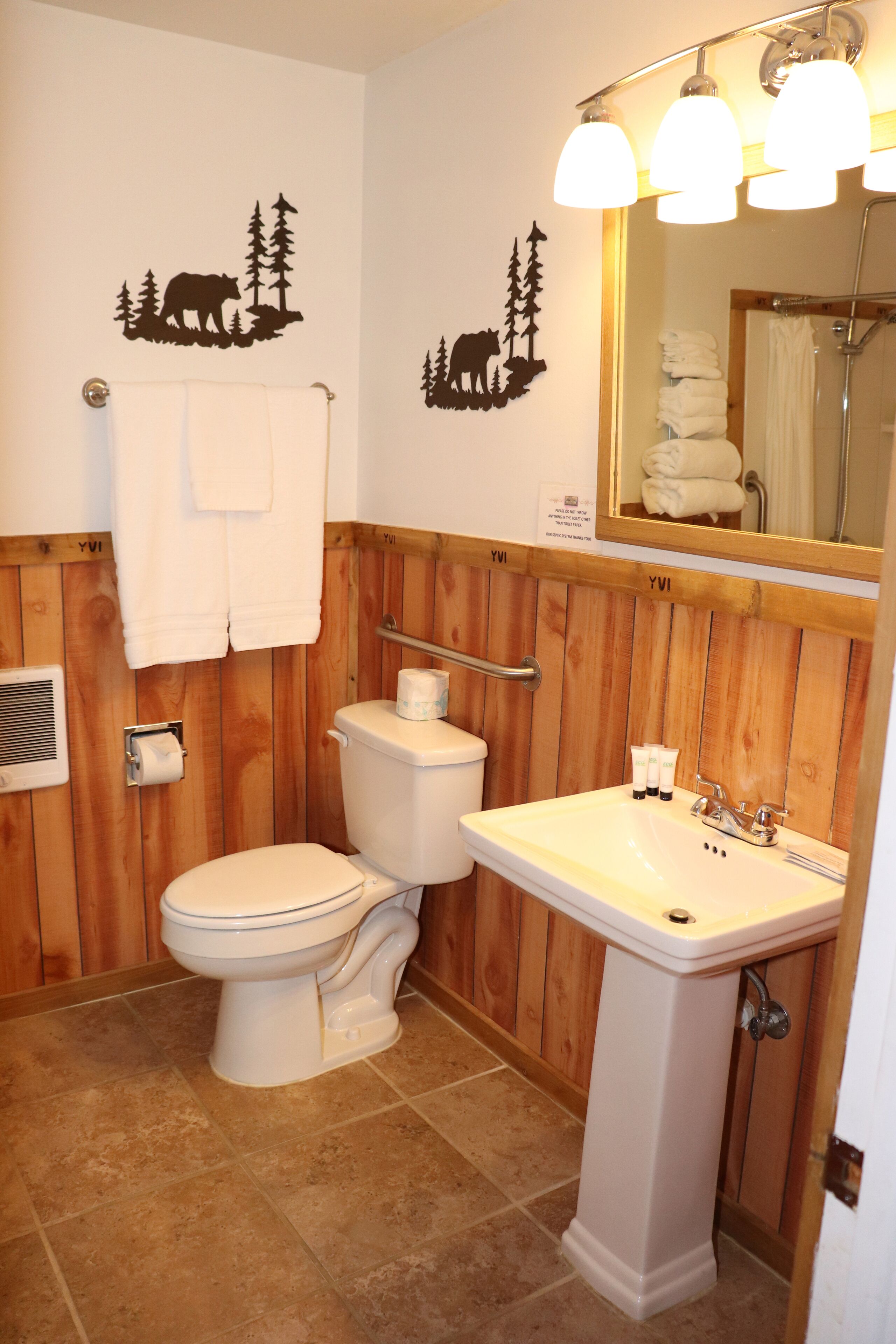 premium room | bathroom | combined shower/bathtub, free toiletries, hair dryer, towels