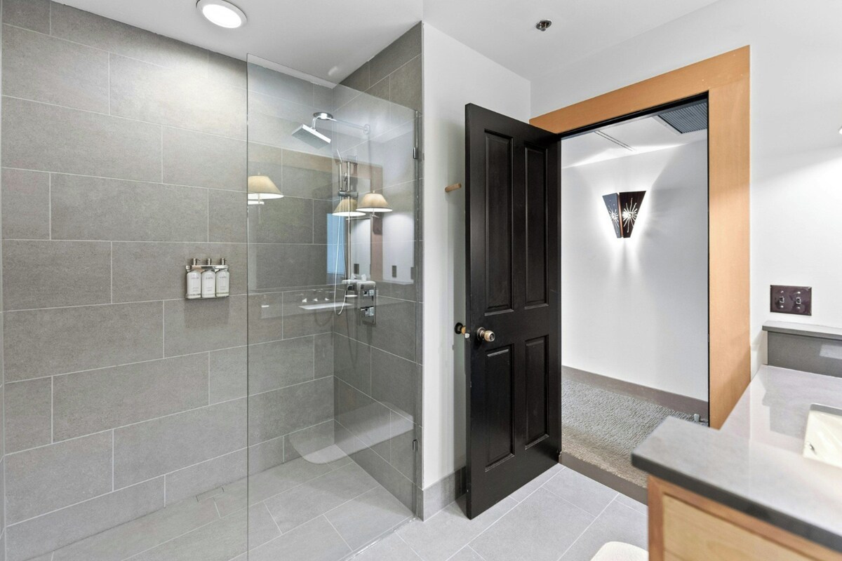 Combined shower/bathtub, free toiletries, hair dryer, bathrobes