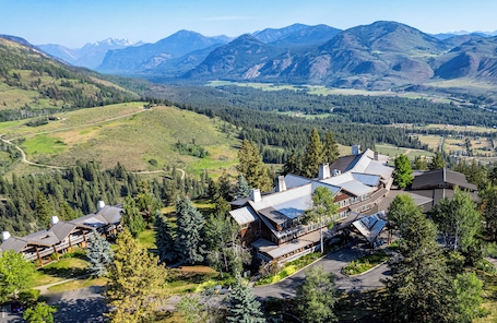 Exterior. Sun Mountain Lodge