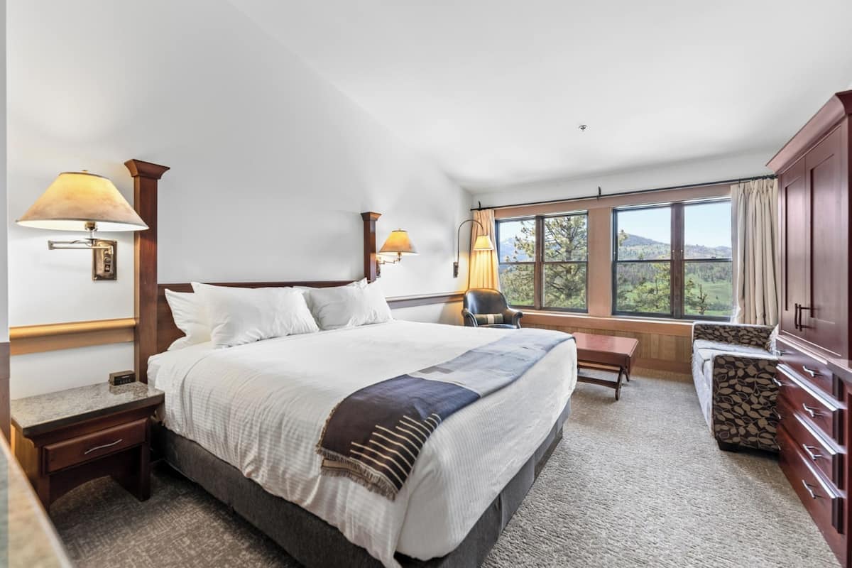 Deluxe Lodge Room, 1 King Bed, Mountain View (Not Pet Friendly) | Premium bedding, in-room safe, desk, laptop workspace